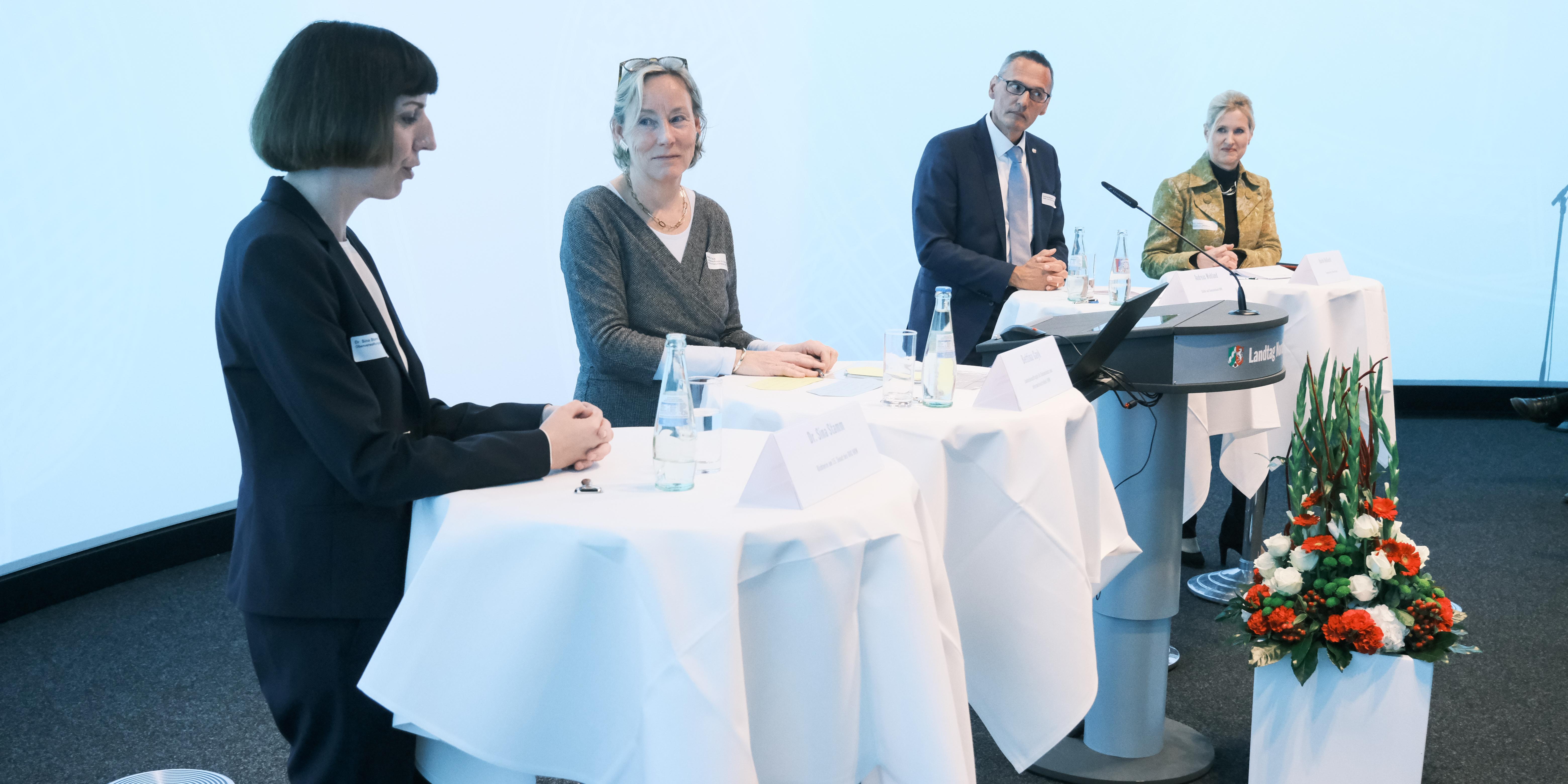 (V.li.) Dr. Sina Stamm, Bettina Gayk, Andreas Wohland (Städte- und Gemeindebund NRW), Karin Holloch.