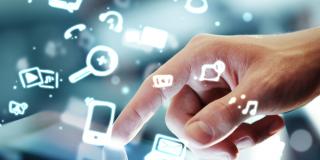 Hand anfassen digitales Tablet Social-Media-Konzept