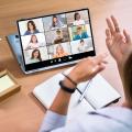 Lehrer moderiert Online-Unterricht mit Videokonferenz am Laptop